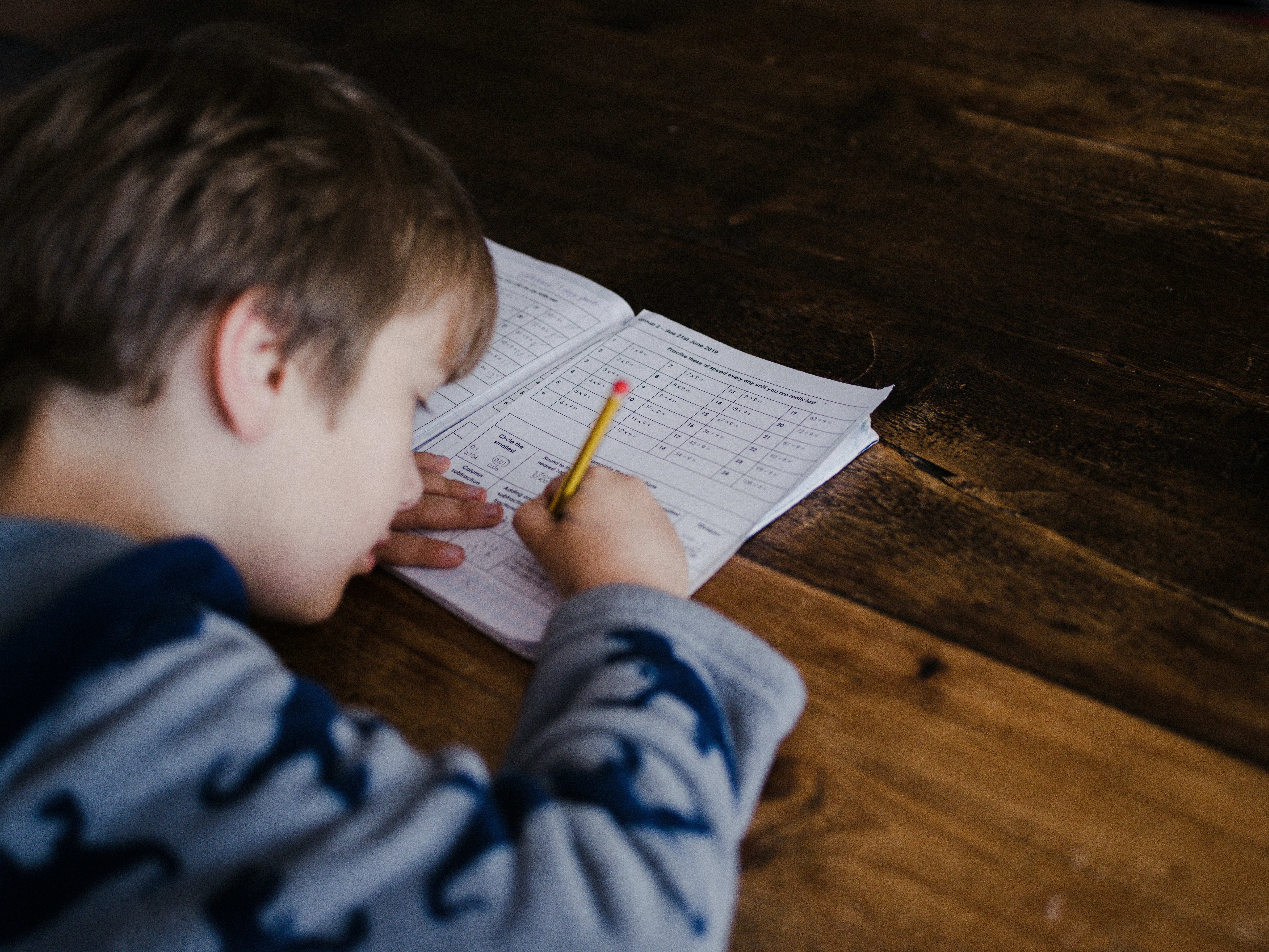 香港學生的英語基礎強化與國際課程備考全攻略 boy writing